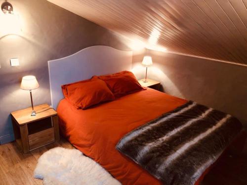 une chambre avec un grand lit avec deux lampes dans l'établissement Appartement de charme Courchevel 1550, à Courchevel