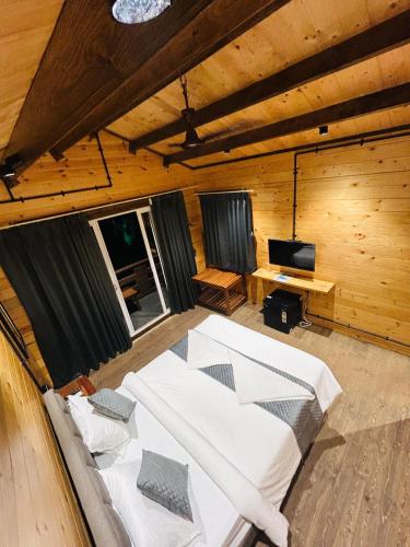 TV a/nebo společenská místnost v ubytování Seclude Eco Cottages