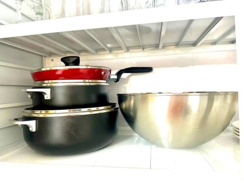 two pots and pans sitting on a shelf in a kitchen at Villa Olímpica Doble Vía in Marilópez