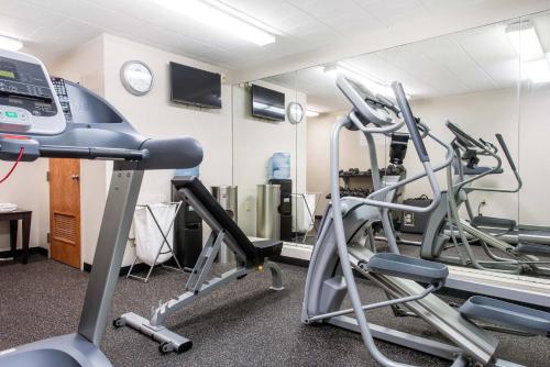 a gym with two treadmills and a treadmill at Clarion Inn Cranberry Township in Cranberry Township