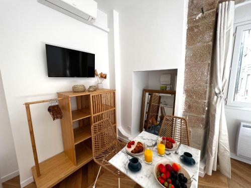 - un salon avec une table et des fruits dans l'établissement Le Comte - Heart of Dijon - With AC, à Dijon