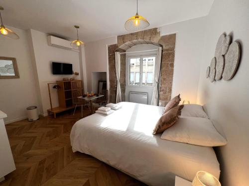 Le Comte - Heart of Dijon - With AC