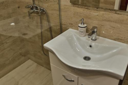 Ein Badezimmer in der Unterkunft Level 1 Spa Apartman