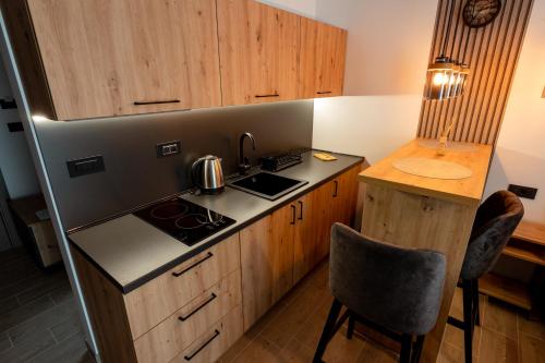 Top Zlatar Apartmaniにあるキッチンまたは簡易キッチン
