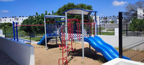 einen Spielplatz mit einer blauen und roten Rutsche in der Unterkunft Valhalla Planta Baja cerca al Aeropuerto Factura in Valente Díaz y La Loma