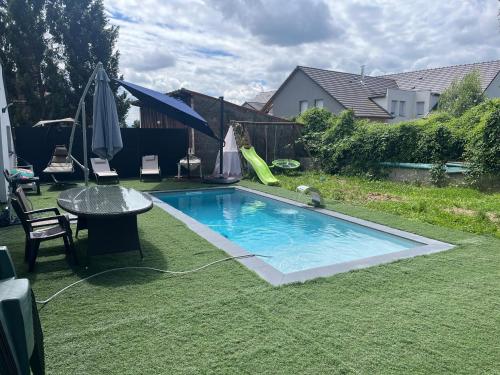 - une piscine avec toboggan dans la cour dans l'établissement Villa familiale avec piscine privée à Lutterbach, à Lutterbach