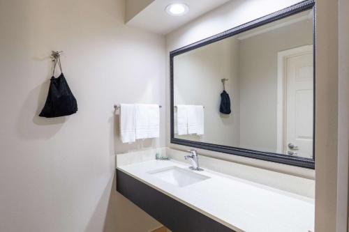 une salle de bain avec un lavabo et un grand miroir dans l'établissement Best Western Paradise Inn, à Corpus Christi