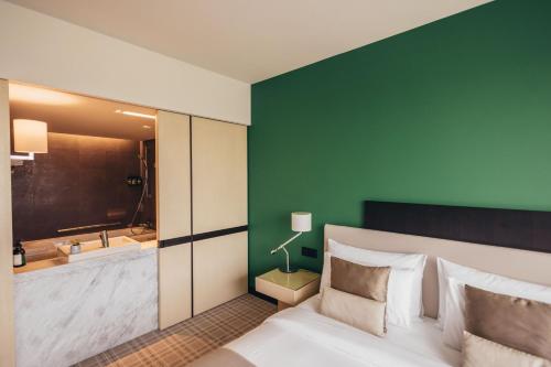 Postel nebo postele na pokoji v ubytování Crowne Plaza Geneva by IHG