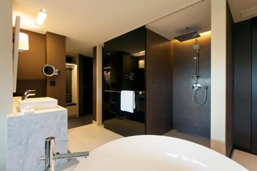 Koupelna v ubytování Crowne Plaza Geneva by IHG