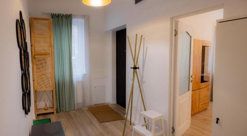 Habitación con paredes blancas y puerta con ventana. en Homey Luxury- entire house, free parking, yard, en Cluj-Napoca