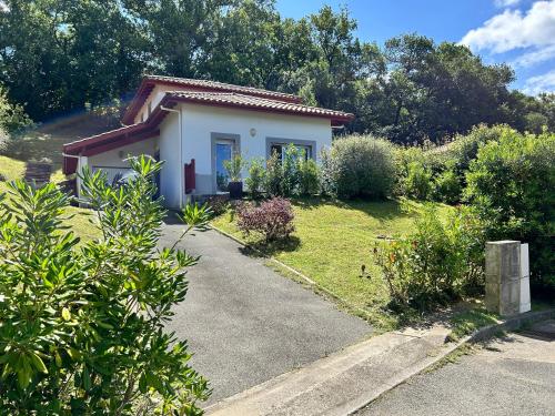 a small white house with a driveway at Trés belle villa 4 étoiles - 3 chambres - Terrasse et jardin in Cambo-les-Bains
