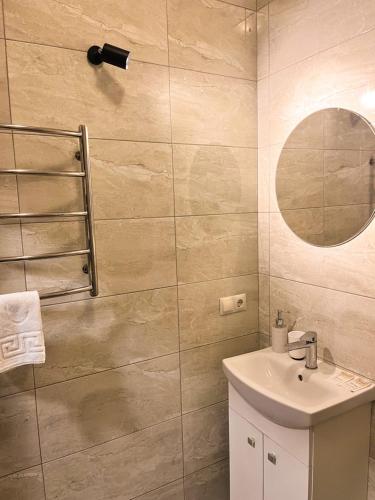 a bathroom with a sink and a mirror at Апарт-отель "ГАЛАГОВЪ" in Uzhhorod