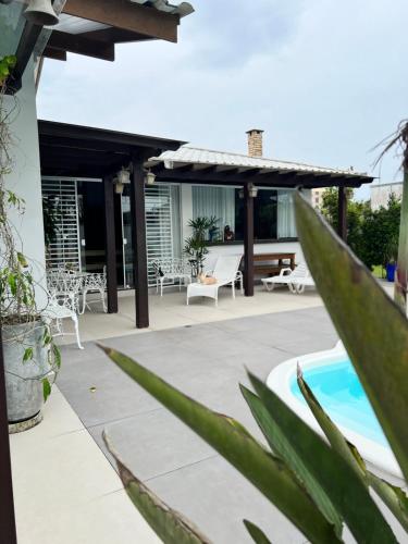 Der Swimmingpool an oder in der Nähe von Casa de praia com piscina Barra Velha