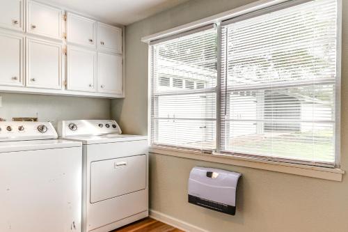 Η κουζίνα ή μικρή κουζίνα στο Less Than 1 Mi to Boat Ramp Lake Livingston Retreat!