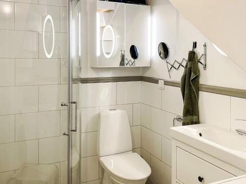 4 star holiday home in GOTLANDS TOFTA في Eskelhem: حمام أبيض مع مرحاض ومغسلة