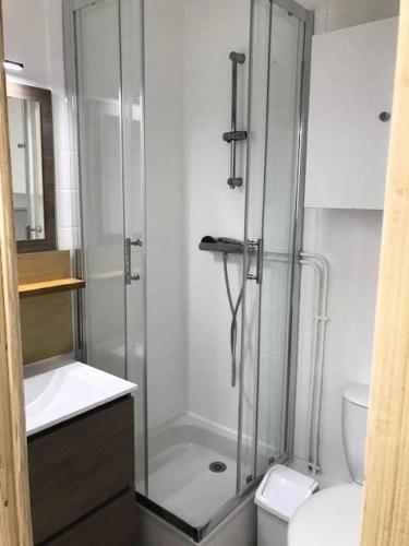 une salle de bain avec douche et toilettes dans l'établissement Résidence Vanoise - VAL THORENS STUDIO 2 PERS AU PIED DES PISTES ET AU COEUR DE LA STATION MAE-7804, à Val Thorens