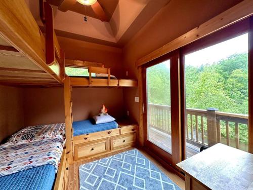 Schlafzimmer mit Etagenbett und Balkon in der Unterkunft Lay Lodge at Falling Water Resort in Walhalla