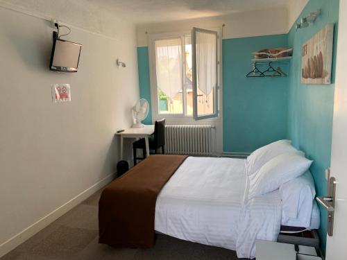 a bedroom with a bed and a window at La Locomotive in Issoudun