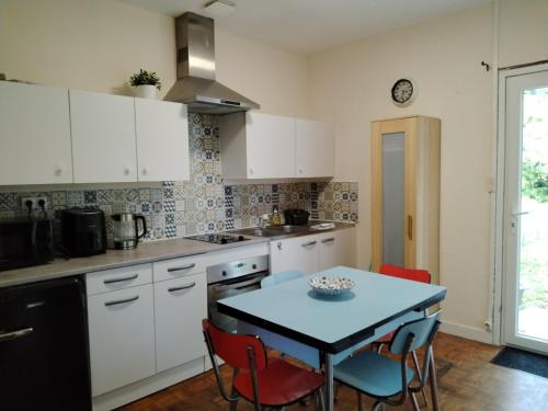Η κουζίνα ή μικρή κουζίνα στο Maisonette next to woodland