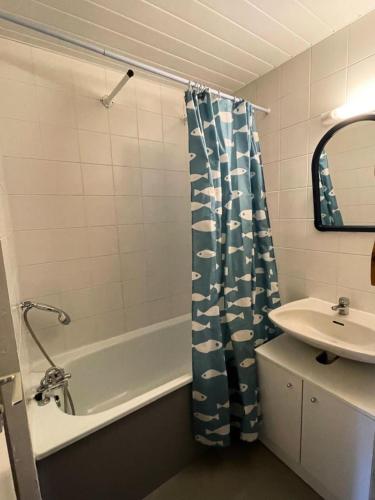 une salle de bain avec une baignoire, un lavabo et un rideau de douche dans l'établissement Résidence Home Club 1 - studio soigné et confortable MAE-3776, à Tignes