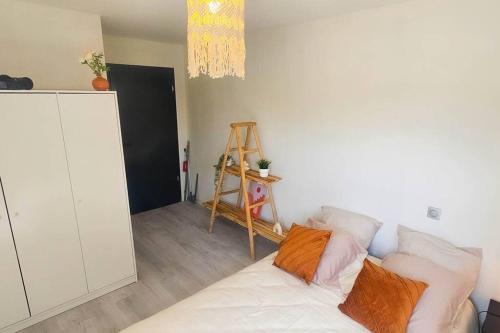 ein Wohnzimmer mit einem weißen Sofa und einer Leiter in der Unterkunft Charmant 2 Pièces proche Hôpital de Hautepierre in Straßburg