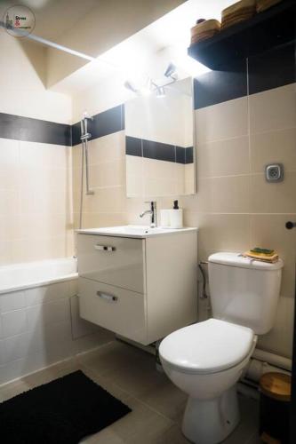 une salle de bain avec toilettes, lavabo et baignoire dans l'établissement Charmant 2 Pièces proche Hôpital de Hautepierre, à Strasbourg