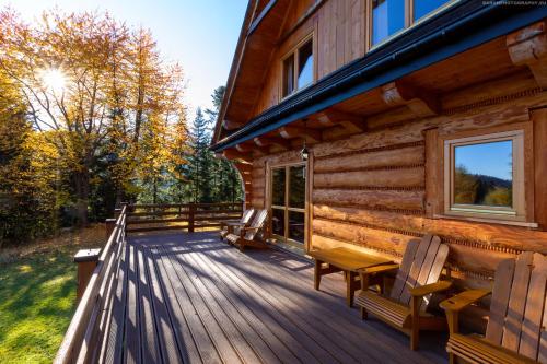 a wooden deck with benches on a cabin at Chata na Kowalówkach - domek w górach - blisko szlaków i wyciągu in Piwniczna-Zdrój