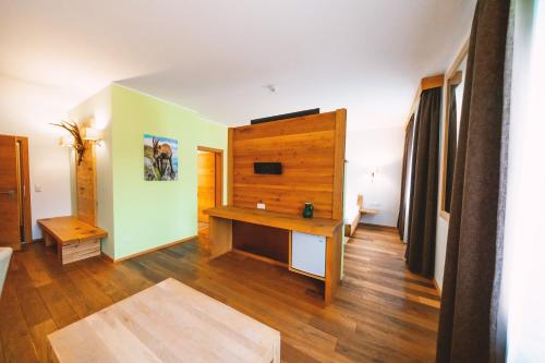 a room with a wooden desk in a room at Aktivhotel Wildschütz in Gmunden
