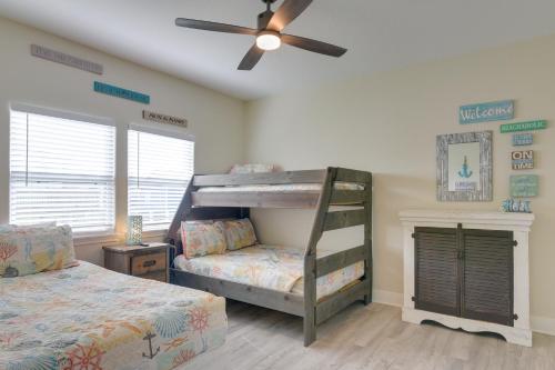 Un dormitorio con dos literas y un ventilador de techo. en Walk to Beach Coastal Gem in Bolivar Peninsula!, en Bolivar Peninsula