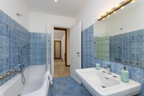 Koupelna v ubytování Presidential Vatican Palace II