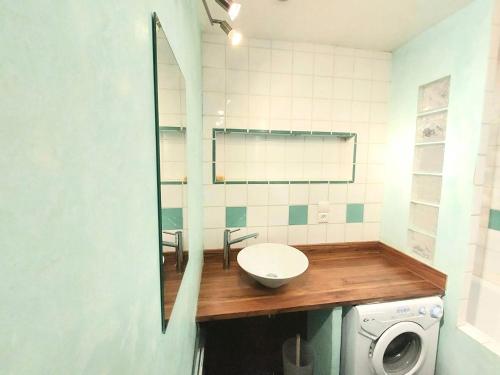 une salle de bain avec un lavabo et une machine à laver dans l'établissement Résidence Le Pelvoux - Résidence PELVOUX N°120 MAE-1471, à La Plagne Tarentaise