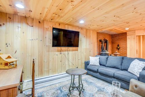 TV a/nebo společenská místnost v ubytování Charming Tamworth Cabin with Grill and Fireplace