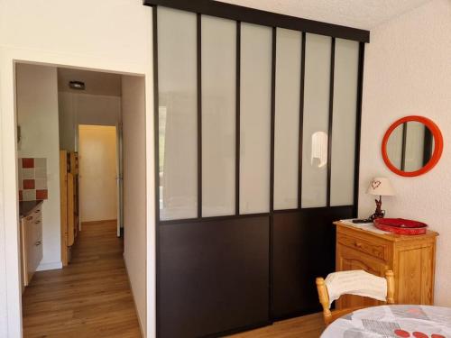 - une chambre avec une grande porte coulissante dans l'établissement Appartement aux pieds des pistes - Apollo Le Corbier, à Villarembert