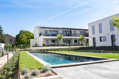 une image d'une maison avec piscine dans l'établissement Le Tircis - 2 slaapkamers met terras en zwembad aan de Mont Ventoux, à Malaucène