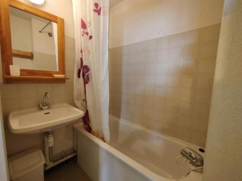a bathroom with a sink and a bath tub with a sink at Résidence Aurans - Appartement T2 6 personnes centre station Réallon 339A MAE-8791 in Réallon