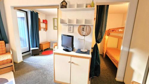 une chambre avec un bureau et une télévision dans l'établissement Résidence Eyssina - Appartement 2 chambres à 100m des pistes à Vars MAE-9881, à Vars