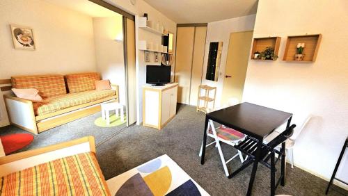 un petit salon avec un canapé et une table dans l'établissement Résidence Eyssina - Appartement 2 chambres à 100m des pistes à Vars MAE-9881, à Vars