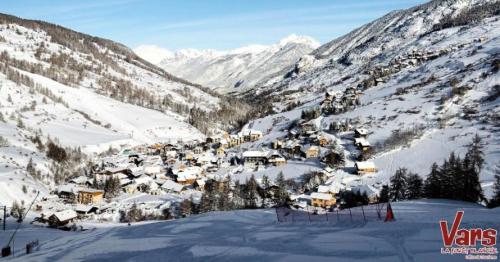 Une petite ville dans une montagne enneigée dans l'établissement Résidence Eyssina - Appartement 2 chambres à 100m des pistes à Vars MAE-9881, à Vars
