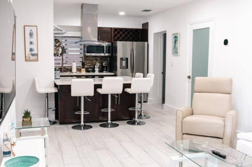 Cucina o angolo cottura di Luxury Retreat 3B ,2Ba POOL , Coral Gables Center