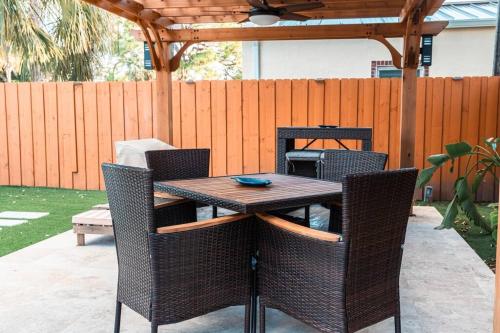 Patio o area all'aperto di Luxury Retreat 3B ,2Ba POOL , Coral Gables Center