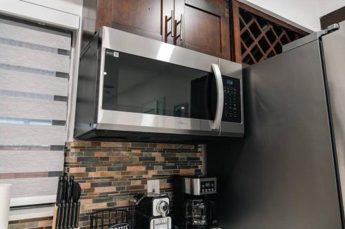 Cucina o angolo cottura di Luxury Retreat 3B ,2Ba POOL , Coral Gables Center
