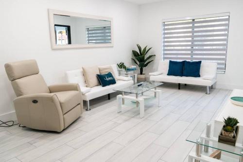 Area soggiorno di Luxury Retreat 3B ,2Ba POOL , Coral Gables Center