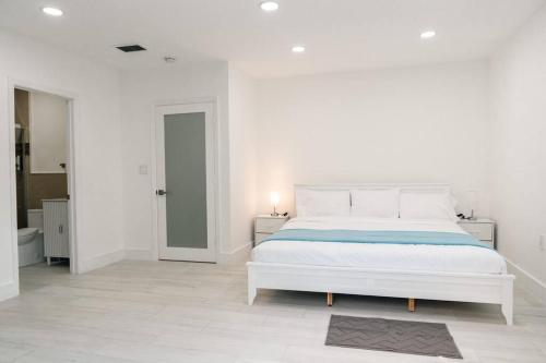 Letto o letti in una camera di Luxury Retreat 3B ,2Ba POOL , Coral Gables Center