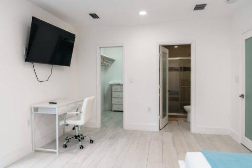 TV o dispositivi per l'intrattenimento presso Luxury Retreat 3B ,2Ba POOL , Coral Gables Center