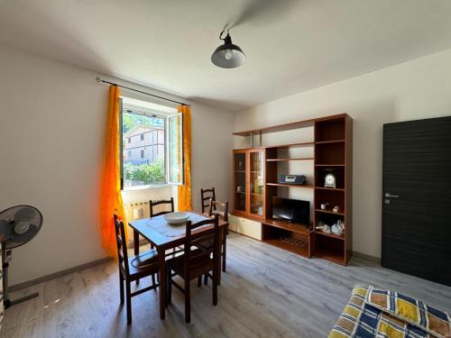 a dining room with a table and chairs and a window at Casa Vacanze L'Amedeo in Serrone