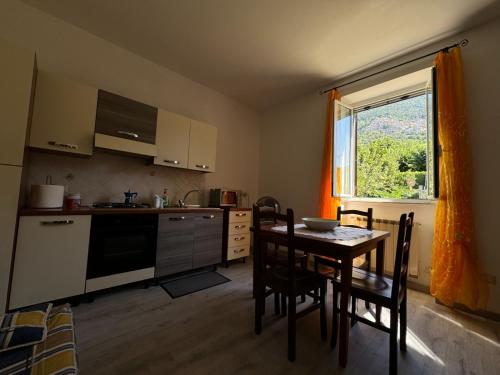a kitchen with a table and chairs and a window at Casa Vacanze L'Amedeo in Serrone
