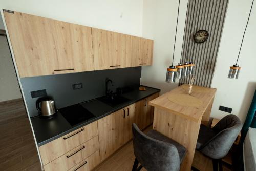 Top Zlatar Apartmaniにあるキッチンまたは簡易キッチン