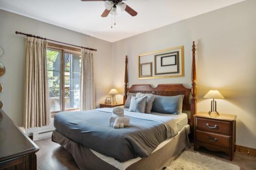 une chambre avec un ours en peluche assis sur un lit dans l'établissement Les Manoirs by Rendez-Vous Mont-Tremblant, à Mont-Tremblant