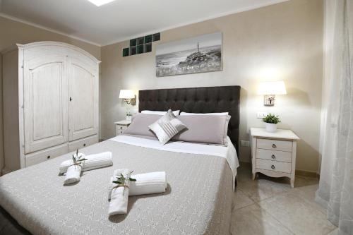 Un dormitorio con una cama grande con toallas. en Dimora Algano Apartment, en Fasano
