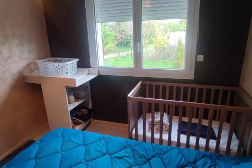 - une chambre bébé avec un lit bébé et une fenêtre dans l'établissement Maison, à Lombez